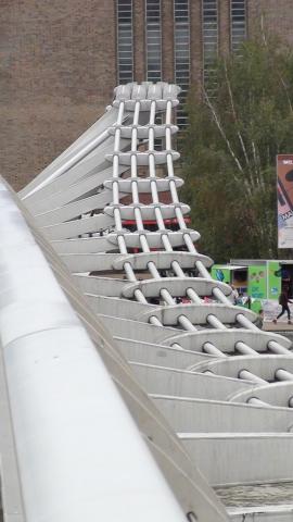 Millenium_Bridge_London_-_Architects_Foster__Partners_01.JPG